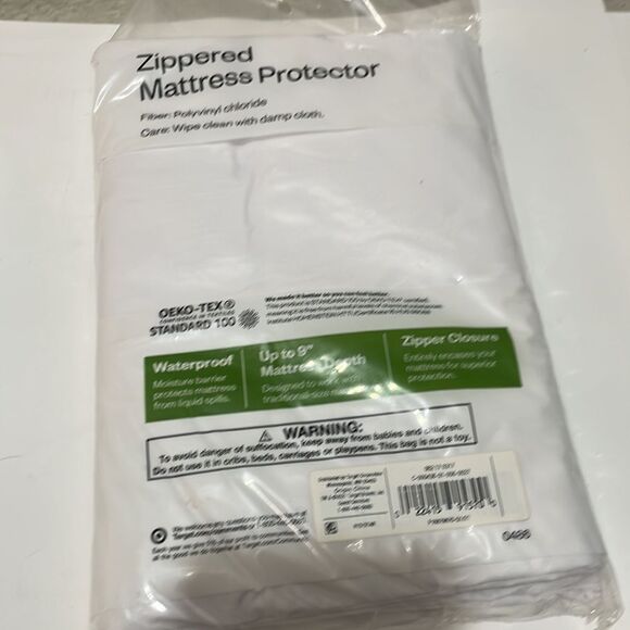 Room Essentials Zippered twin Sz Mattress Protector Waterproof White - Picture 2 of 2